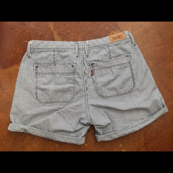 Blue & white stripe denim Levi short shorts. - Picture 6 of 6